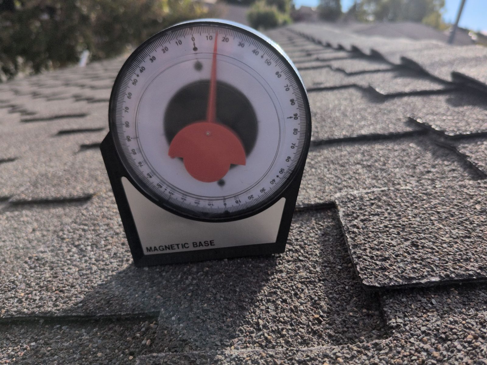 Magnetic pitch gauge reading a roof plane